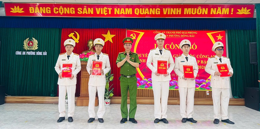 Công an phường Đông Hải: 28 CBCS được thăng cấp bậc hàm, nâng lương năm 2026